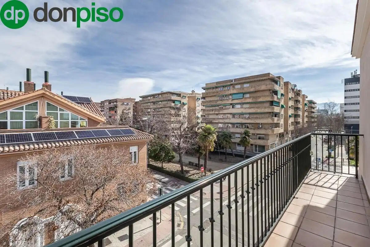 Vista exterior de Casa adosada en venta en Granada con Calefacción, Jardín privado y Terraza