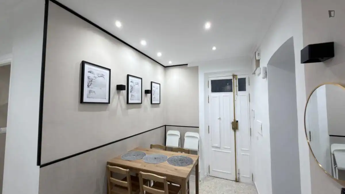 Menjador de Apartament per a compartir en Granada amb Moblat, Forn i Microones