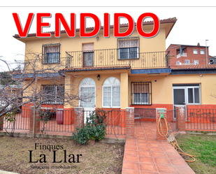 Vista exterior de Casa o xalet en venda en Sant Boi de Llobregat amb Calefacció, Jardí privat i Terrassa