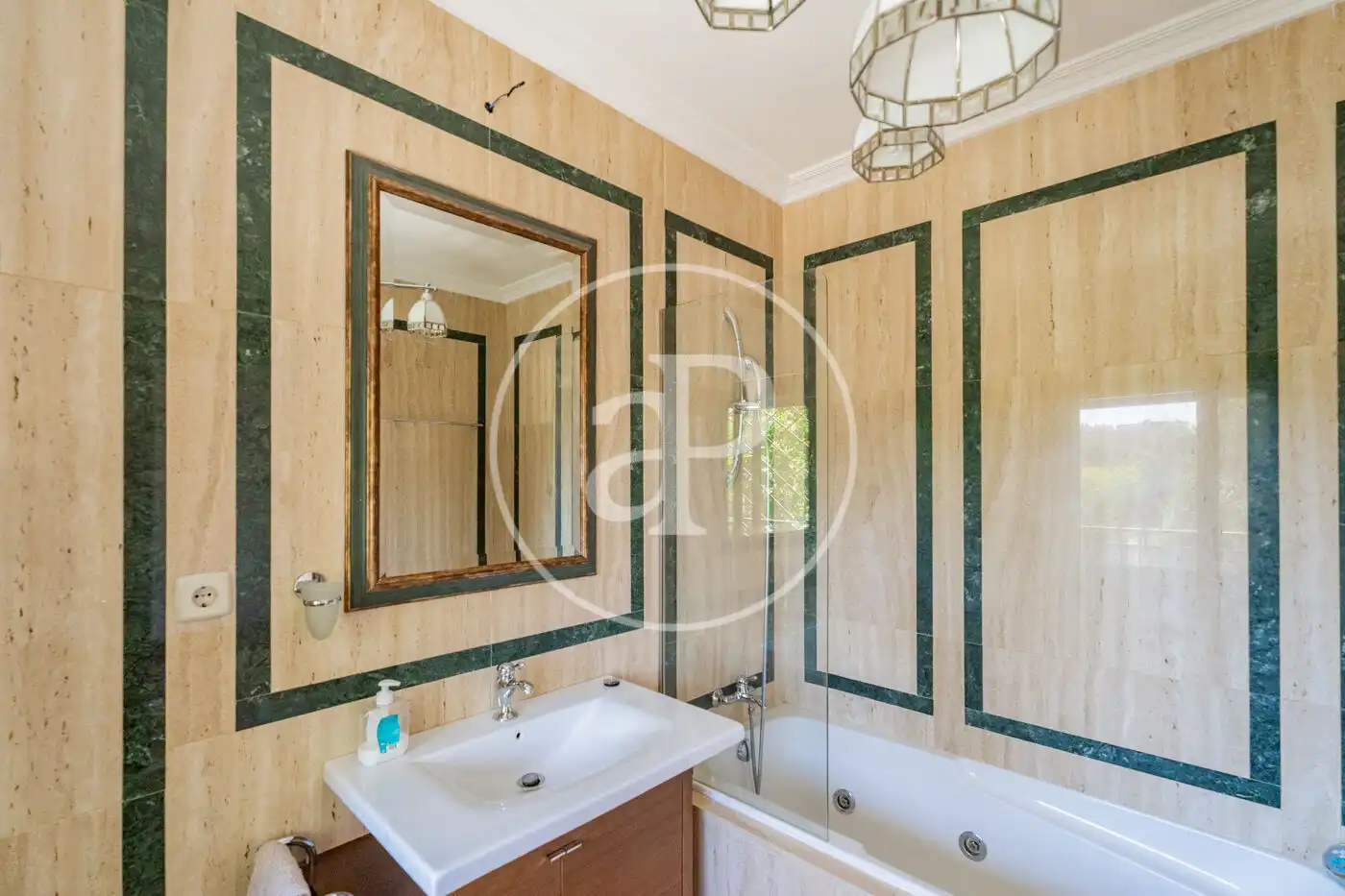 Baño de Piso de alquiler en Madrid con Aire acondicionado, Calefacción y Jardín privado