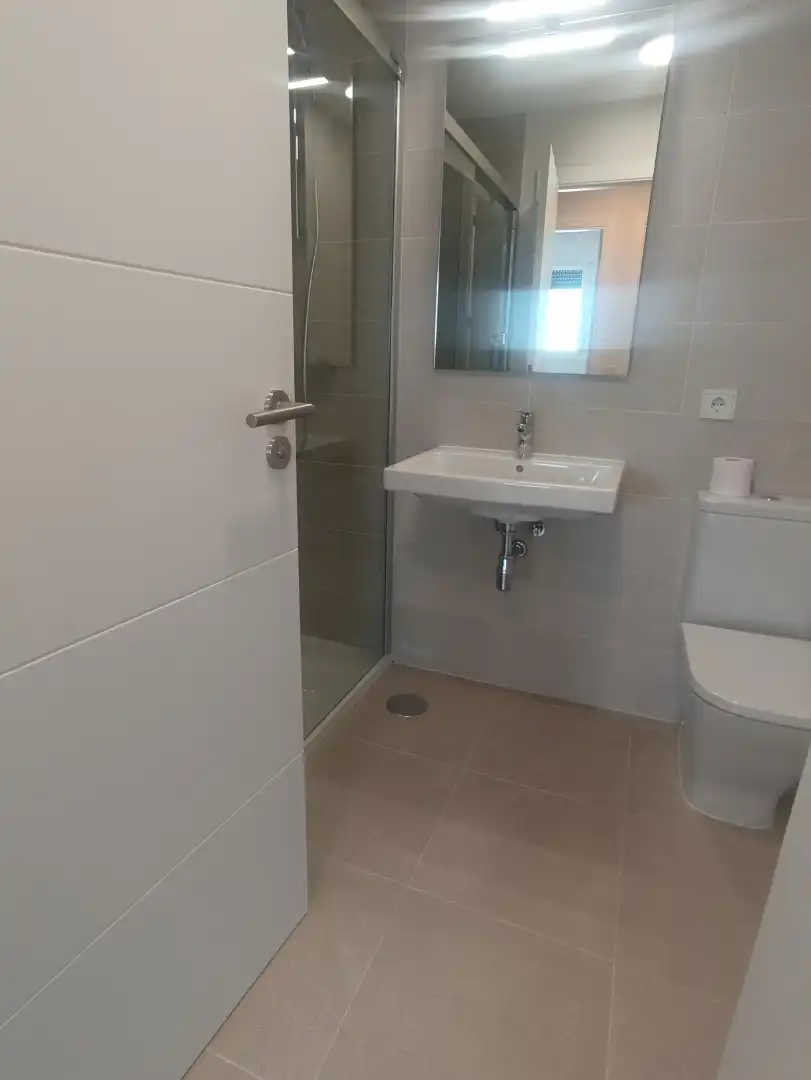 Badezimmer von Wohnung zur Miete in Sevilla mit Klimaanlage, Terrasse und Abstellraum