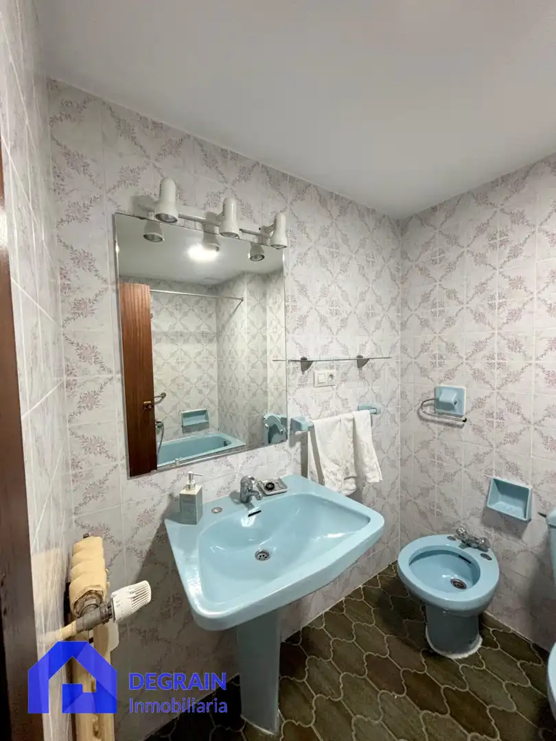 Baño de Piso de alquiler en Oviedo  con Calefacción, Terraza y Trastero