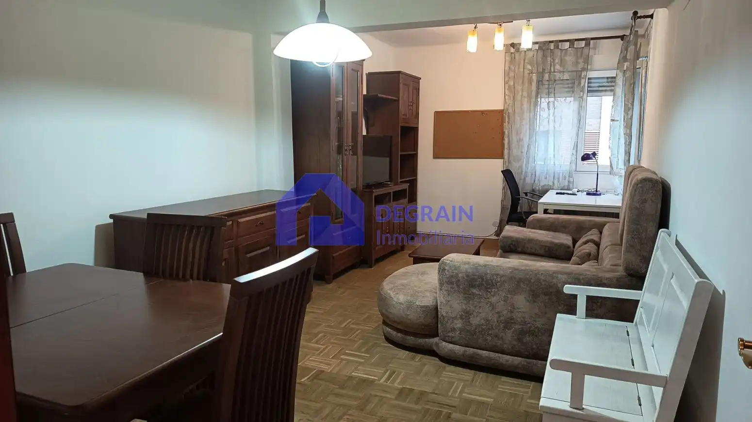 Sala de estar de Piso en venta en Oviedo  con Parquet y Trastero