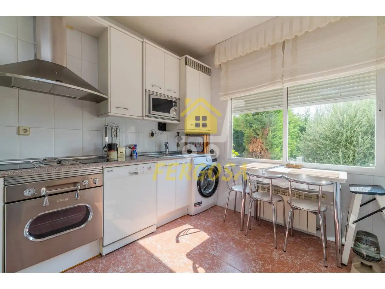 Cuina de Casa o xalet en venda en Cobisa amb Calefacció, Jardí privat i Terrassa