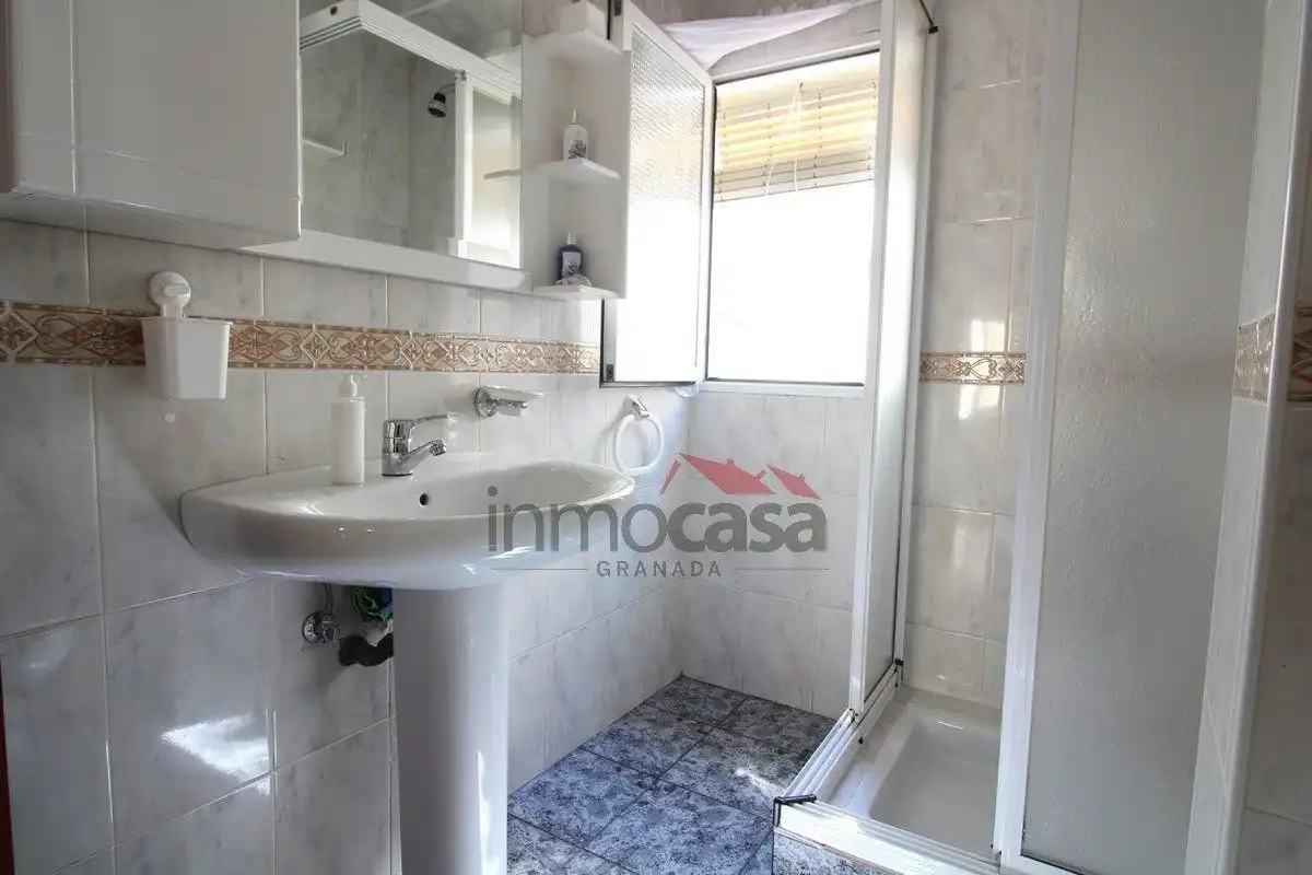 Bathroom of Flat for rent in Granada  with Air Conditioner, Heating and Furnished