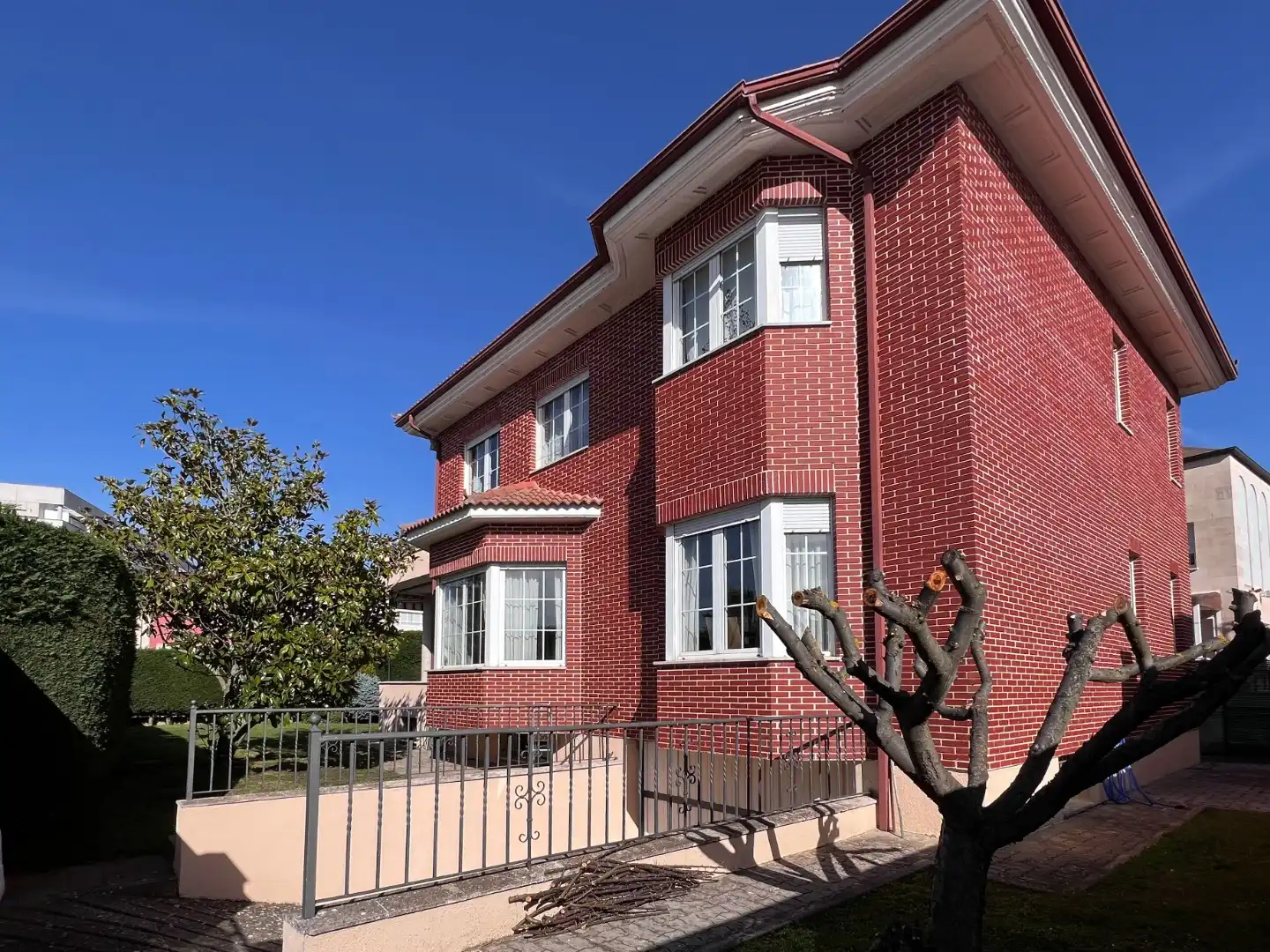 Vista exterior de Casa o xalet en venda en Burgos Capital amb Calefacció, Jardí privat i Terrassa