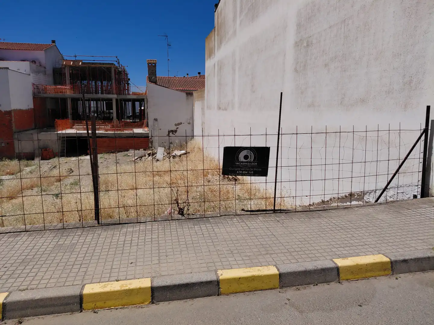 Terreno residencial en venta en Calle Guadalcanal 74