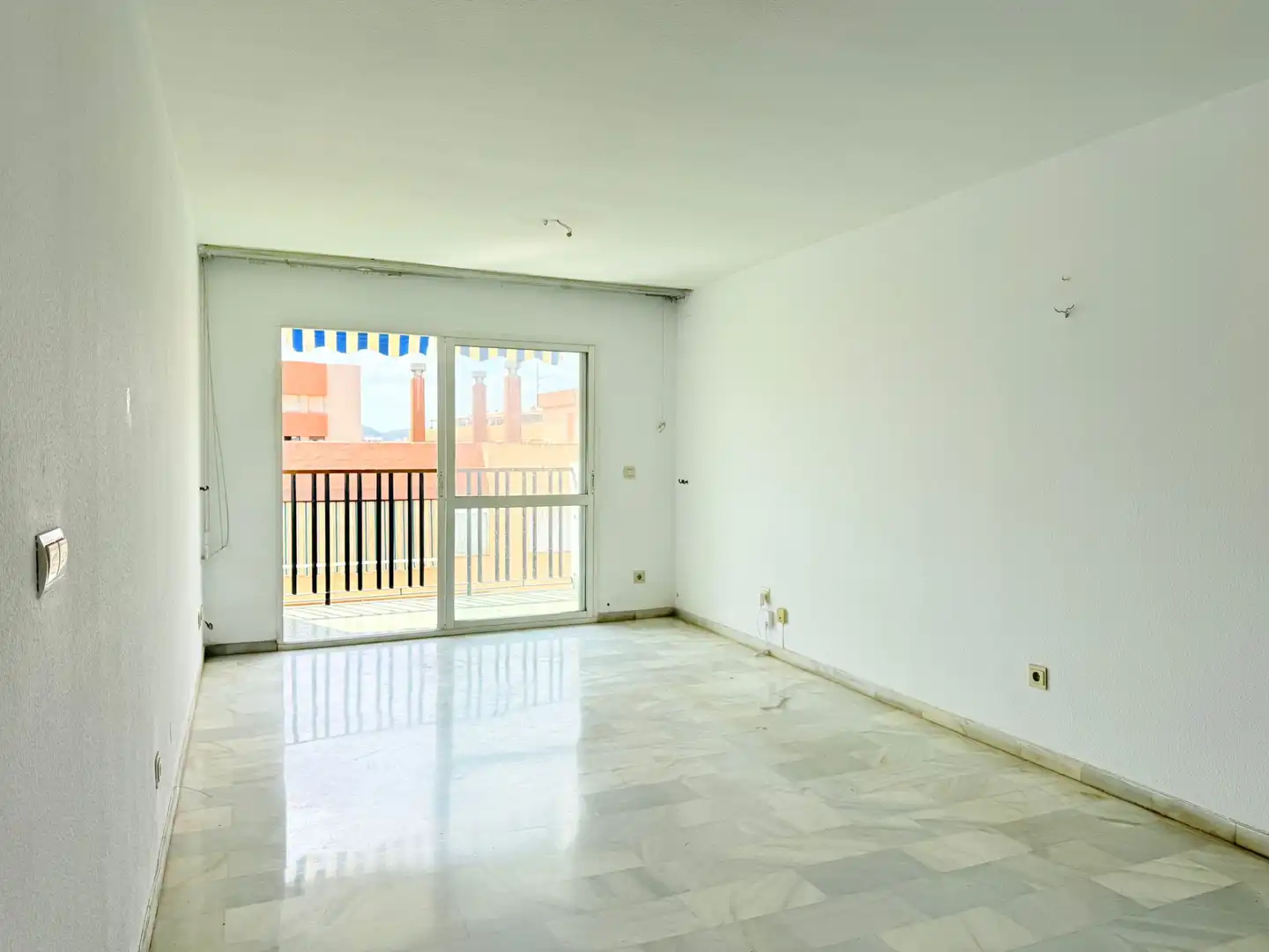 Sala de estar de Piso en venta en Fuengirola con Terraza y Piscina comunitaria