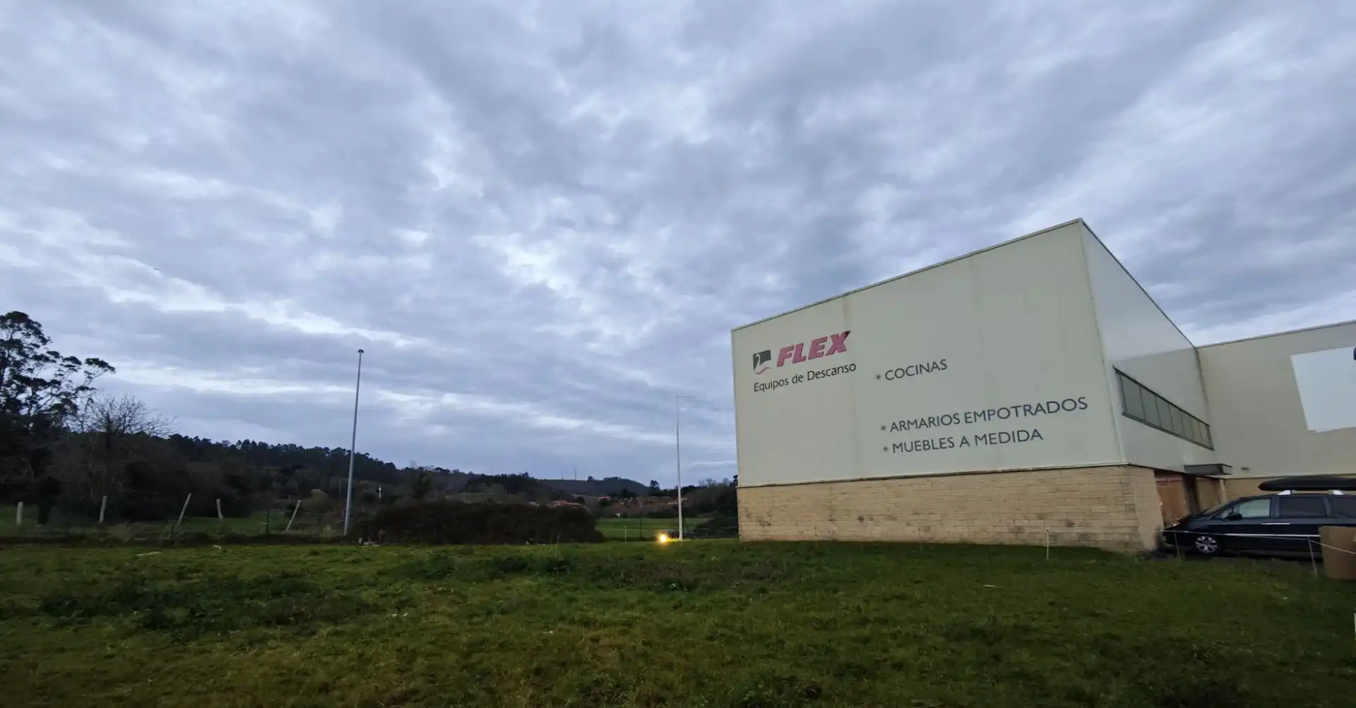Vista exterior de Nau industrial en venda en Llanes