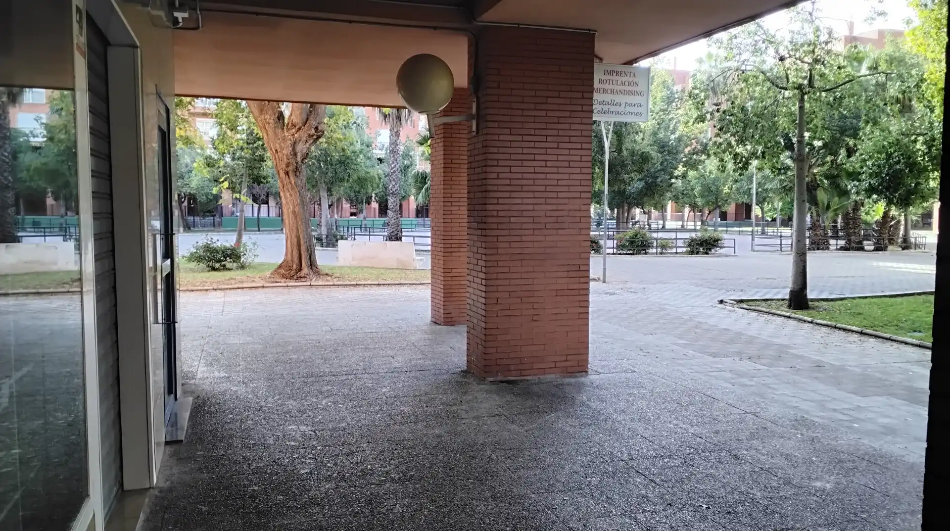 Parking de Local en venta en Sevilla con Aire acondicionado