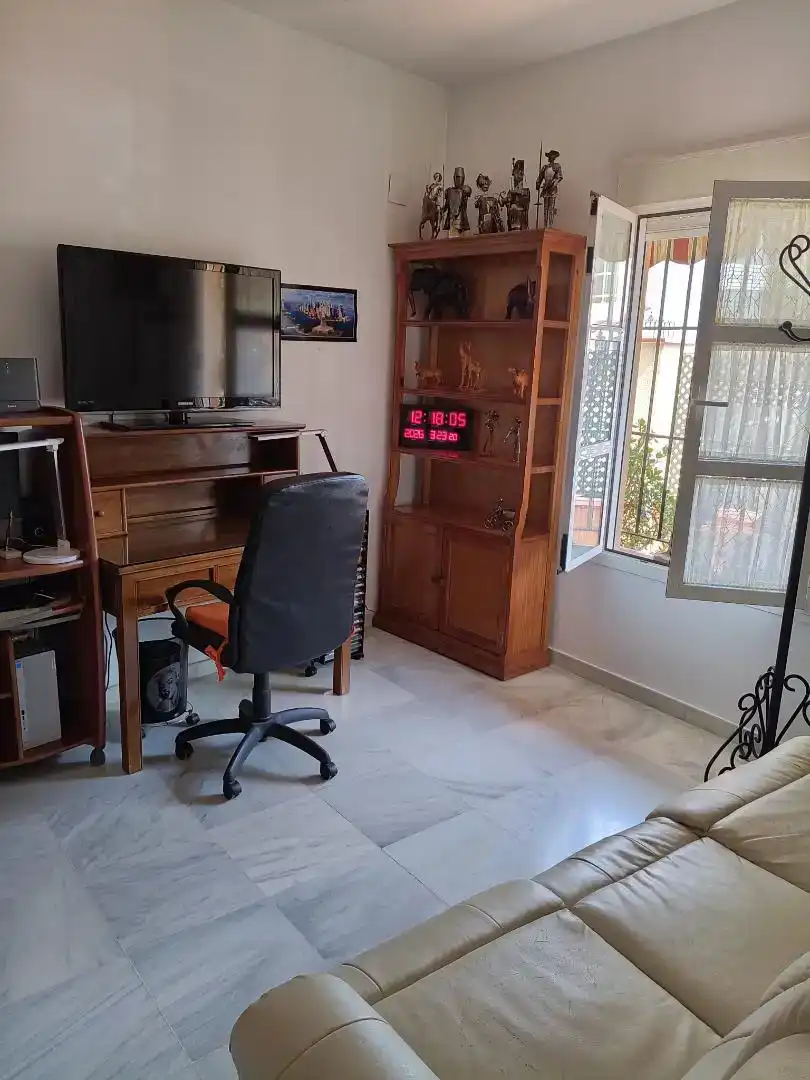 Sala d'estar de Casa adosada en venda en La Rinconada amb Aire condicionat i Balcó