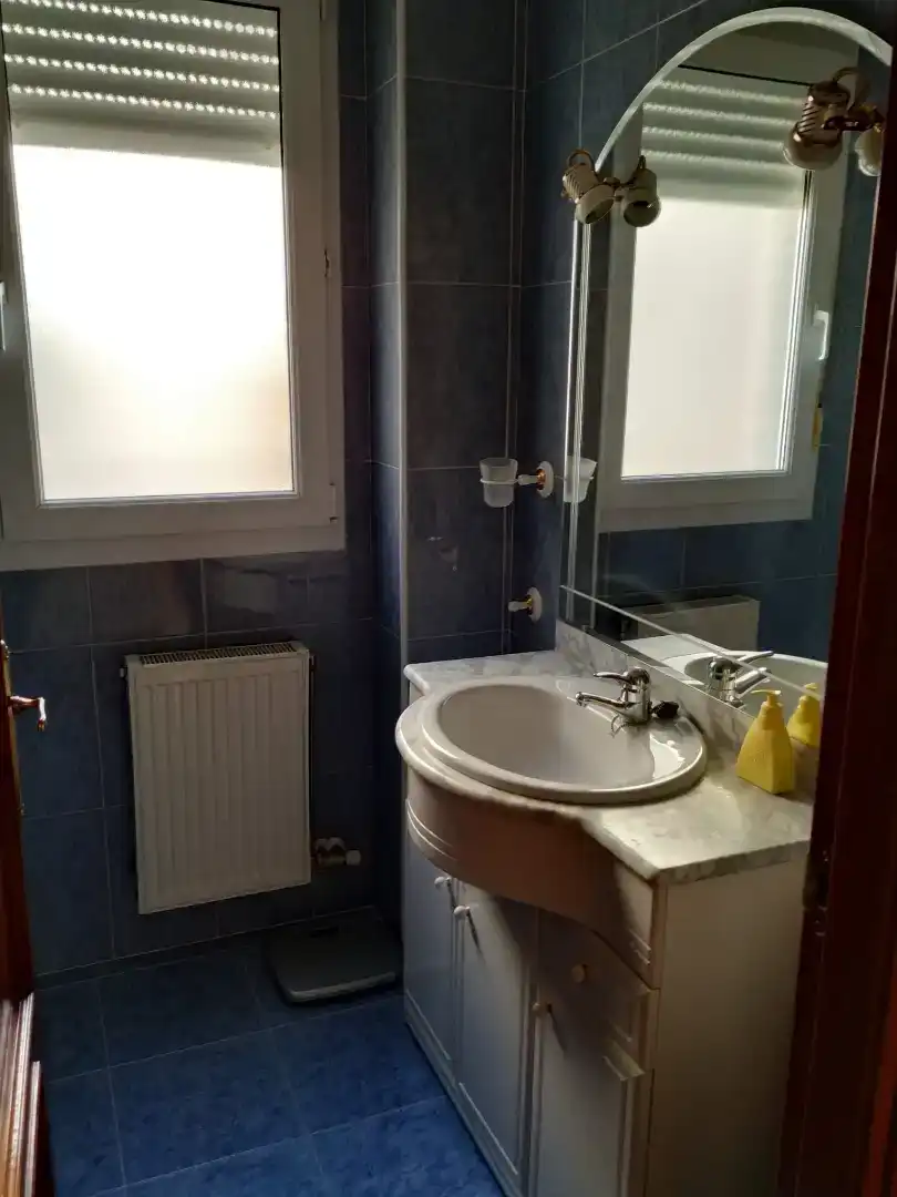 Badezimmer von Wohnung zum Verkauf in Villatuerta mit Parkett, Abstellraum und Ofen