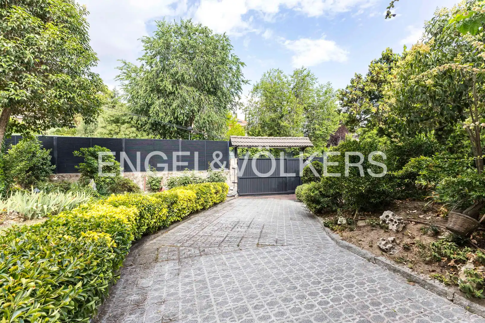 Vista exterior de Casa o xalet en venda en Tres Cantos amb Calefacció, Jardí privat i Parquet