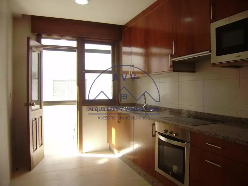 Cocina de Piso de alquiler en Vigo  con Parquet