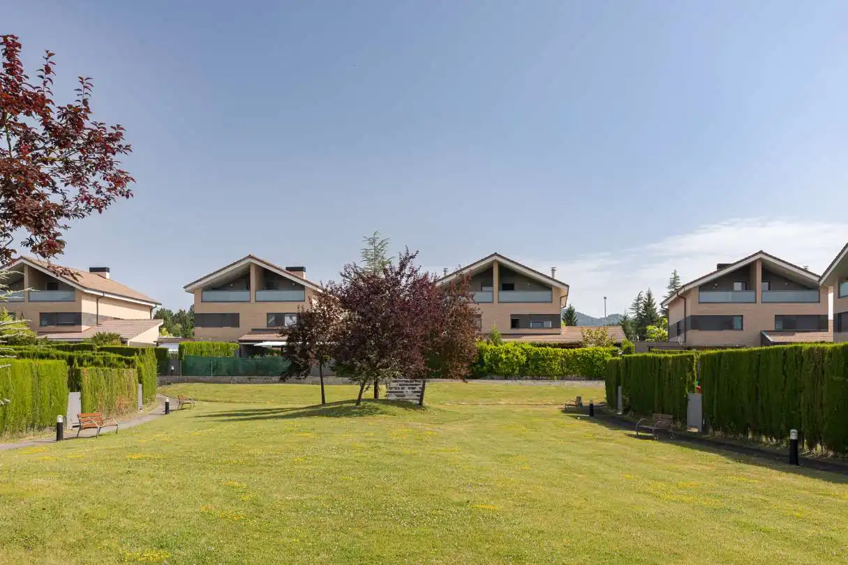 Außenansicht von Einfamilien-Reihenhaus zum Verkauf in Iza / Itza mit Heizung, Privatgarten und Terrasse