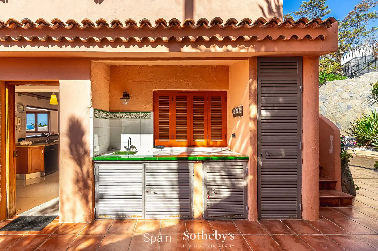 Cuina de Casa o xalet en venda en Adeje amb Aire condicionat, Jardí privat i Terrassa