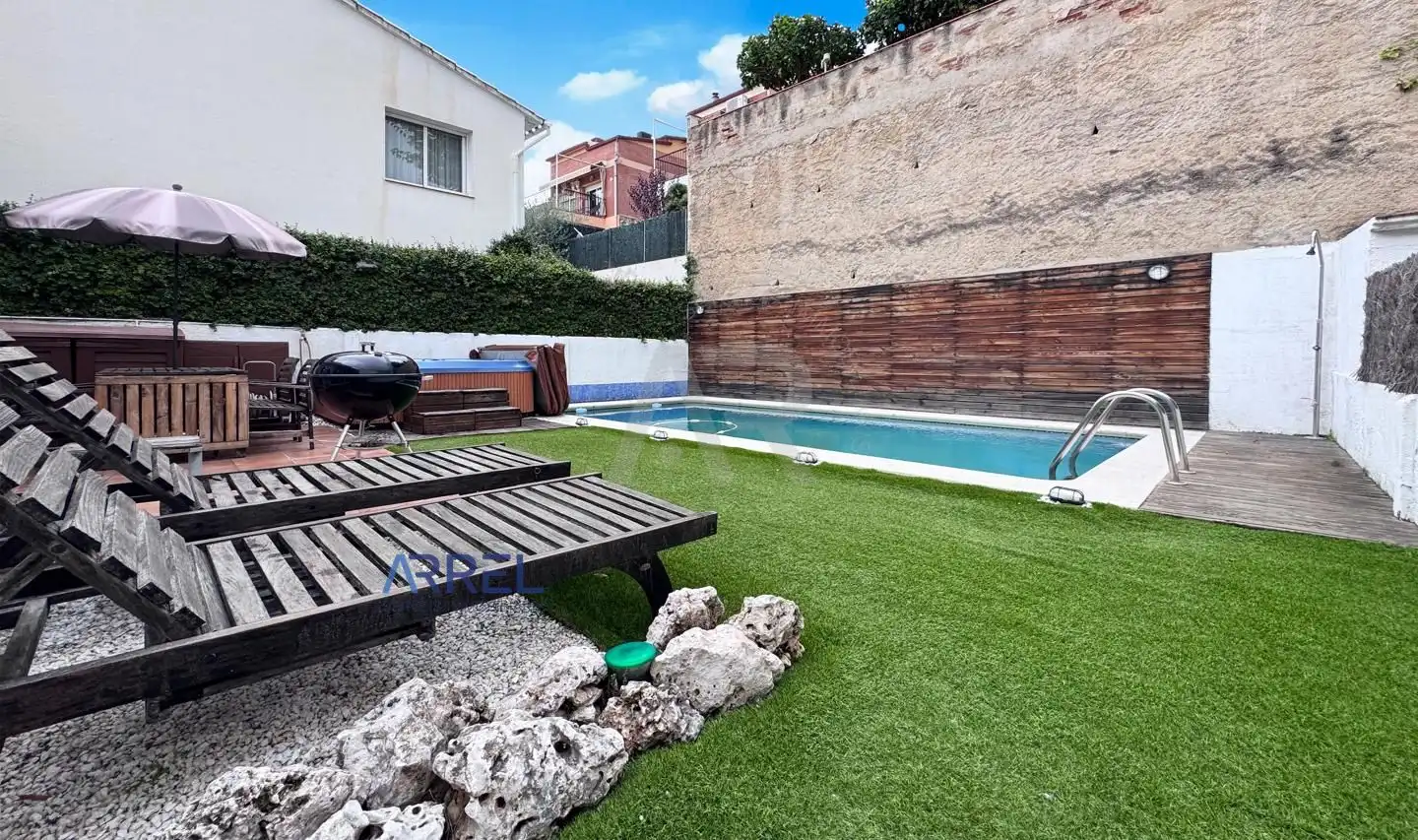 Piscina de Casa o xalet en venda en Alella