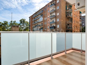 Pis amb balcó en venda a Sant Martí
