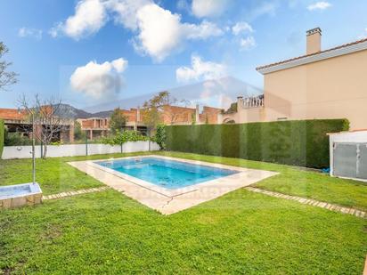Piscina de Casa adosada en venda en Mont-roig del Camp amb Aire condicionat, Calefacció i Jardí privat