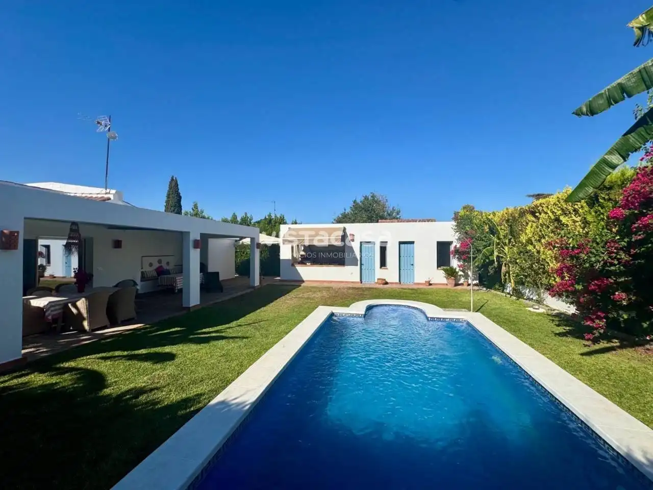 Vista exterior de Casa o xalet de lloguer en Carmona amb Aire condicionat, Calefacció i Jardí privat