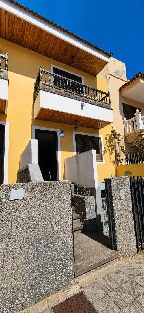 Vista exterior de Casa adosada en venda en San Cristóbal de la Laguna amb Balcó i Alarma