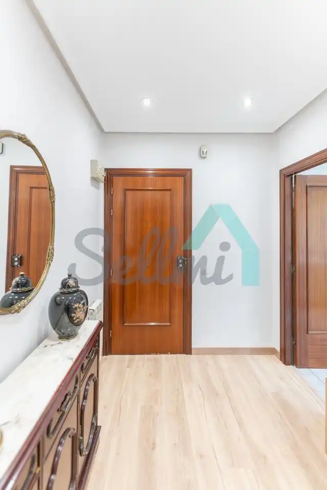 Piso de alquiler en Oviedo  con Calefacción, Terraza y Amueblado