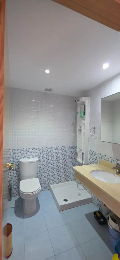 Badezimmer von Haus oder Chalet zum Verkauf in Ugena mit Klimaanlage, Heizung und Privatgarten