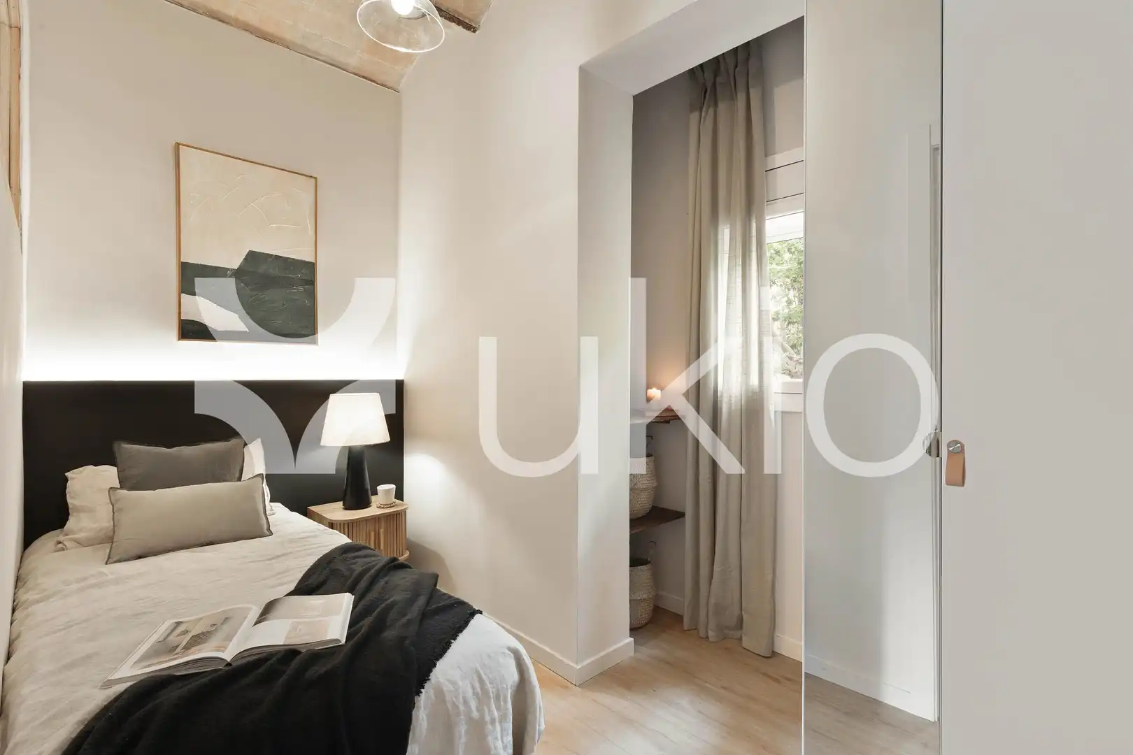 Dormitori de Apartament de lloguer en Barcelona amb Aire condicionat, Calefacció i Moblat