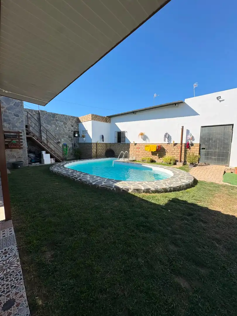 Piscina de Casa o xalet en venda en Sanlúcar de Barrameda amb Jardí privat, Piscina i Moblat