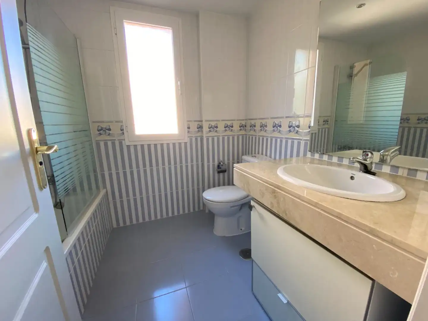 Baño de Piso en venta en Mijas con Aire acondicionado, Terraza y Piscina comunitaria