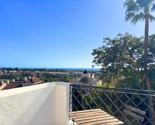 Vista exterior de Dúplex en venda en Estepona amb Terrassa, Traster i Piscina comunitària