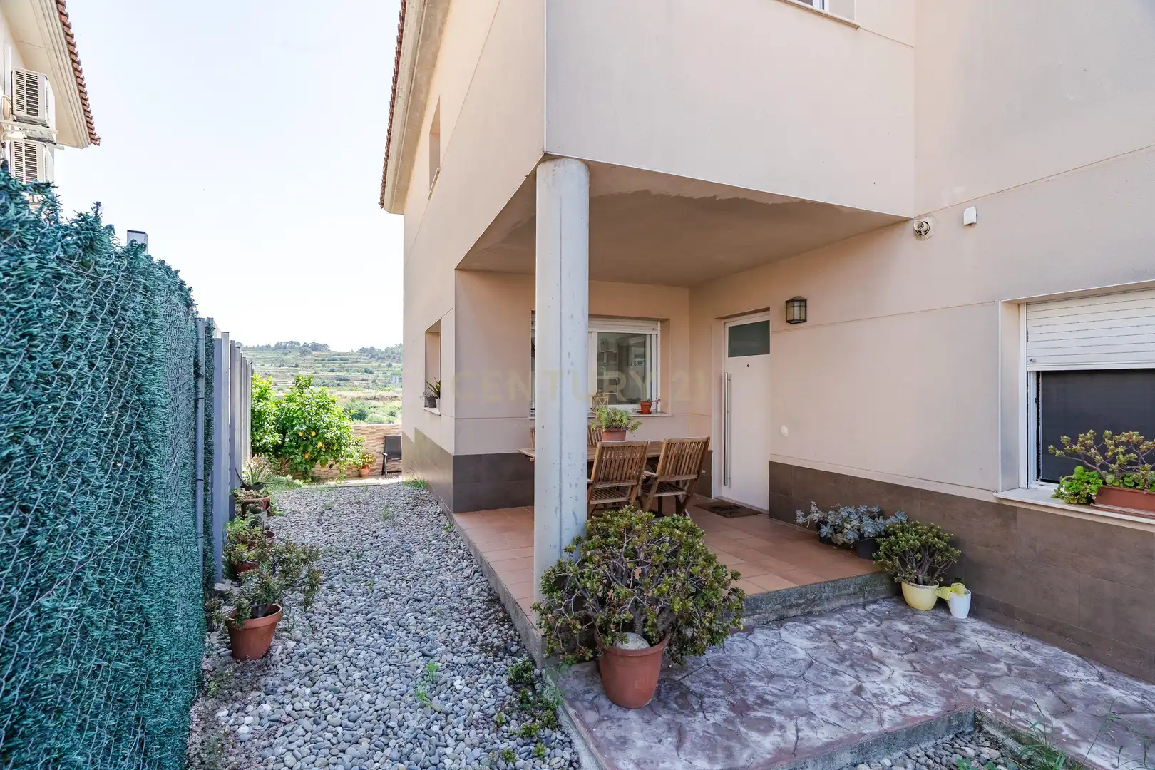 Außenansicht von Einfamilien-Reihenhaus zum Verkauf in Vila-rodona mit Privatgarten und Ofen