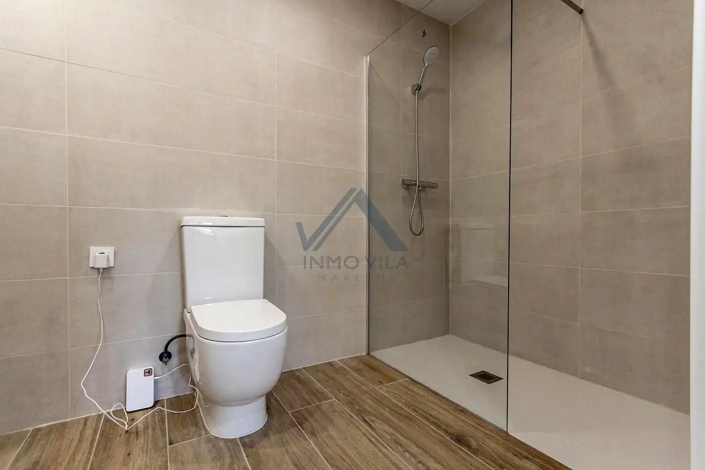 Badezimmer von Erdgeschoss zum Verkauf in Girona mit Klimaanlage und Terrasse