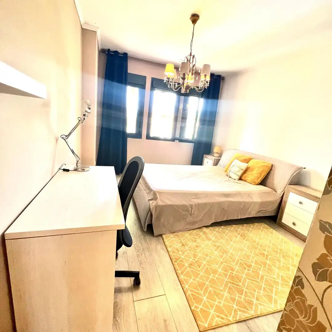 Schlafzimmer von Dachboden zur Miete in Estepona mit Klimaanlage, Terrasse und Schwimmbad