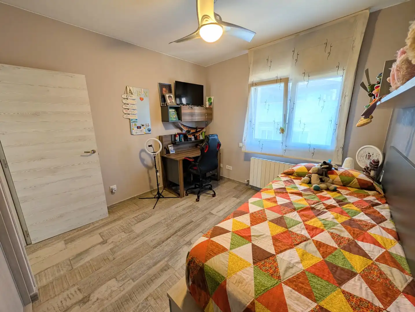 Habitación de Casa adosada en venta en Badalona con Parquet, Terraza y Trastero