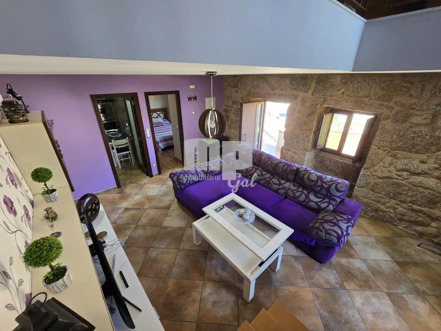 Sala d'estar de Finca rústica en venda en Moaña amb Jardí privat, Traster i Moblat