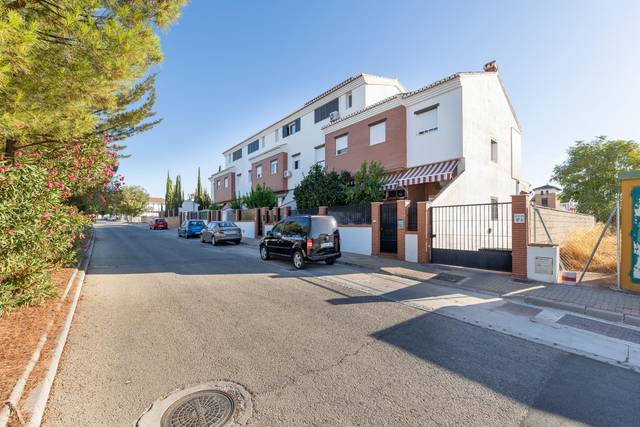 Casa adosada en Venta en Avenida Av. los Llanos, 4, 8, Planta 0 en Atarfe