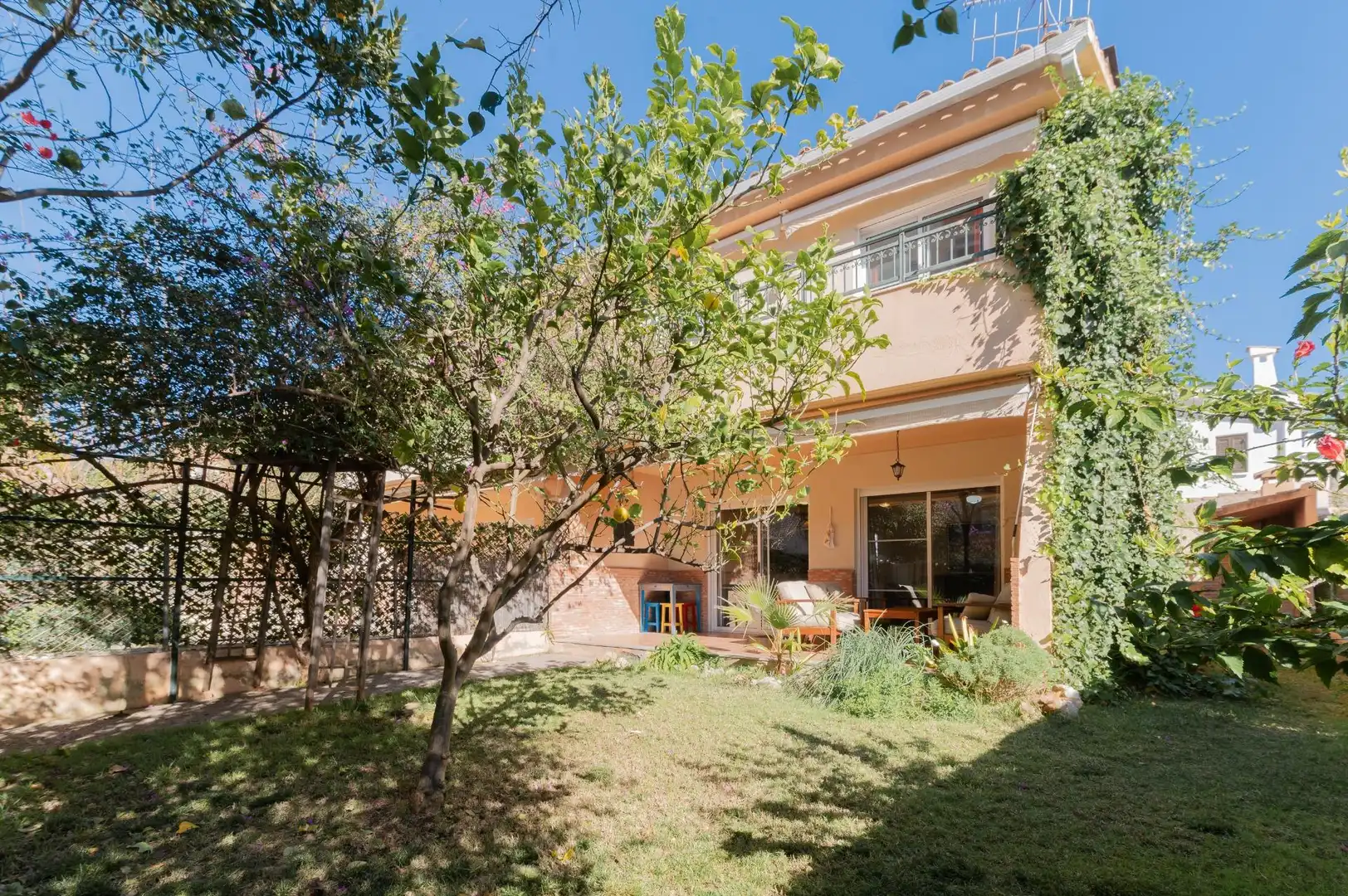 Garten von Einfamilien-Reihenhaus zum Verkauf in Benicasim / Benicàssim mit Heizung, Privatgarten und Terrasse
