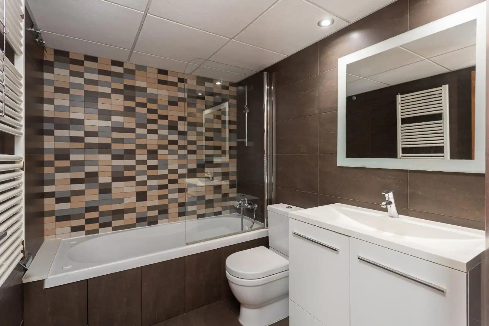 Baño de Apartamento en venta en Figueres con Calefacción y Parquet