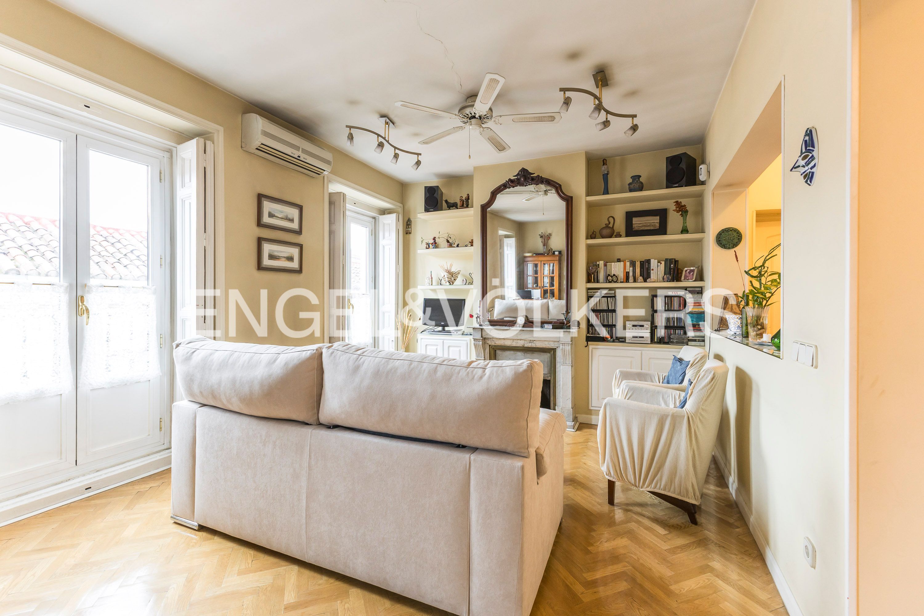 Living room of Apartment for sale in  Madrid Capital  with Air Conditioner, Heating and Parquet flooring