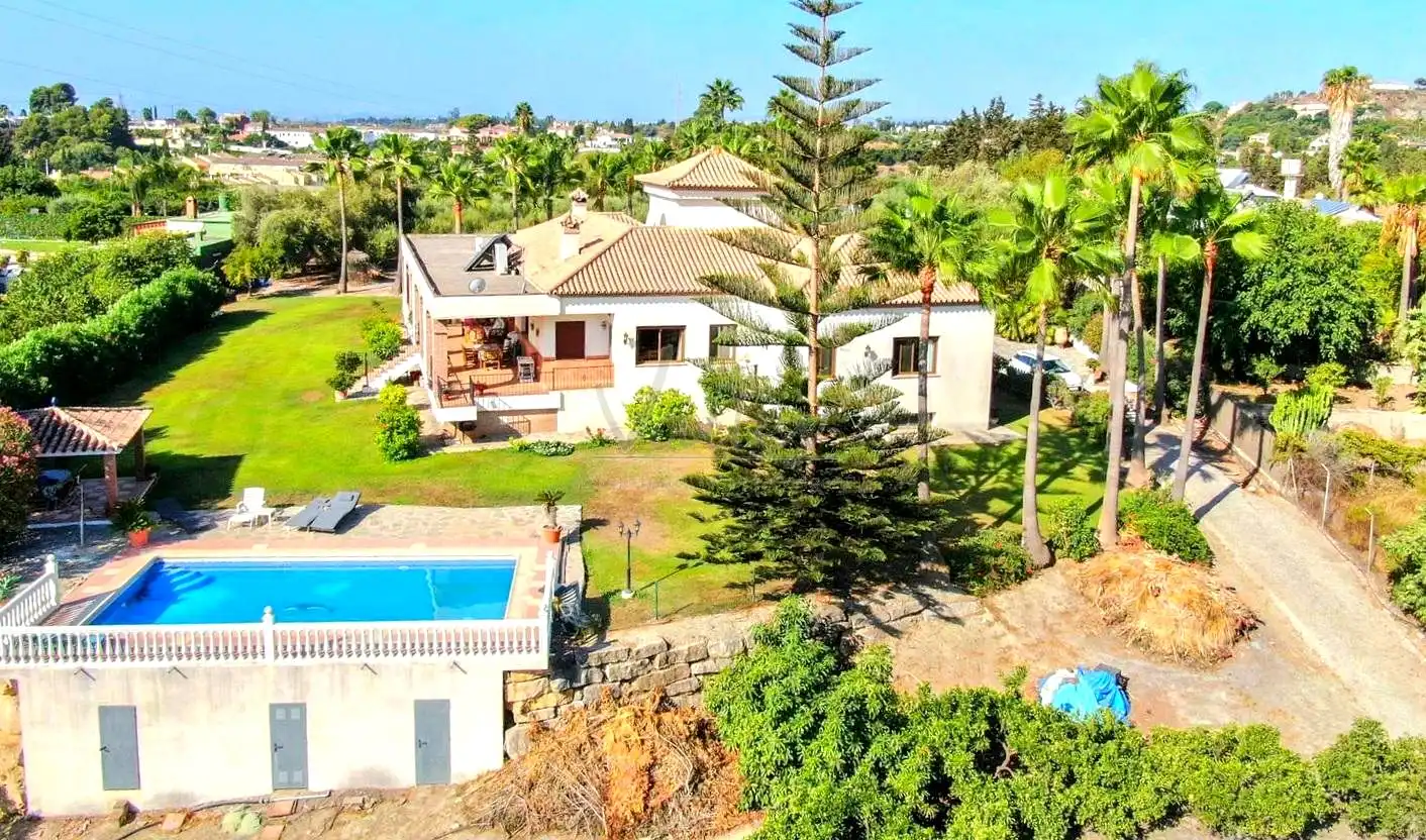 Vista exterior de Finca rústica en venda en Estepona amb Jardí privat, Terrassa i Traster