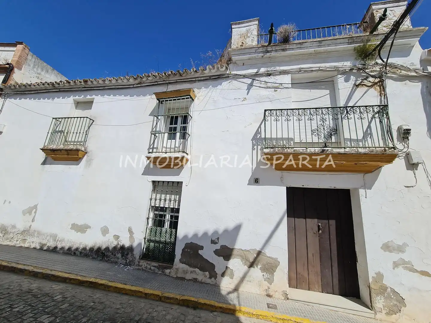 Vista exterior de Casa adosada en venda en Sanlúcar la Mayor amb Jardí privat i Balcó