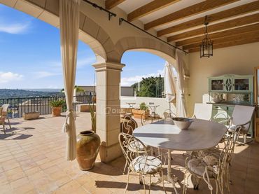 Maison rustique avec balcon à vendre à Selva
