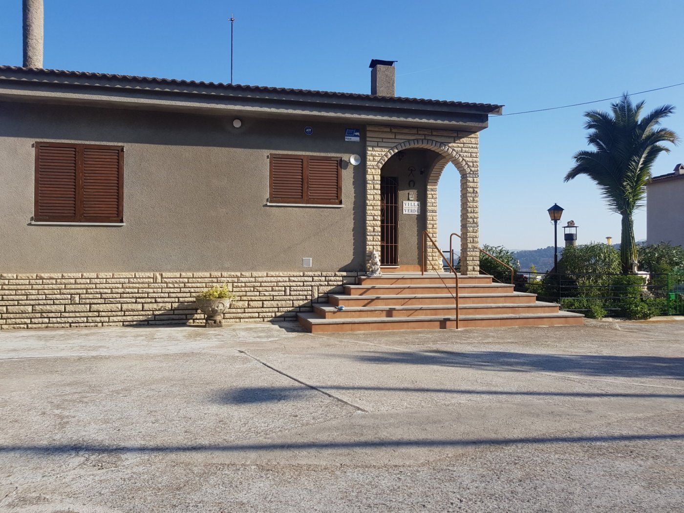 Vista exterior de Casa o xalet en venda en Esparreguera amb Calefacció, Jardí privat i Terrassa