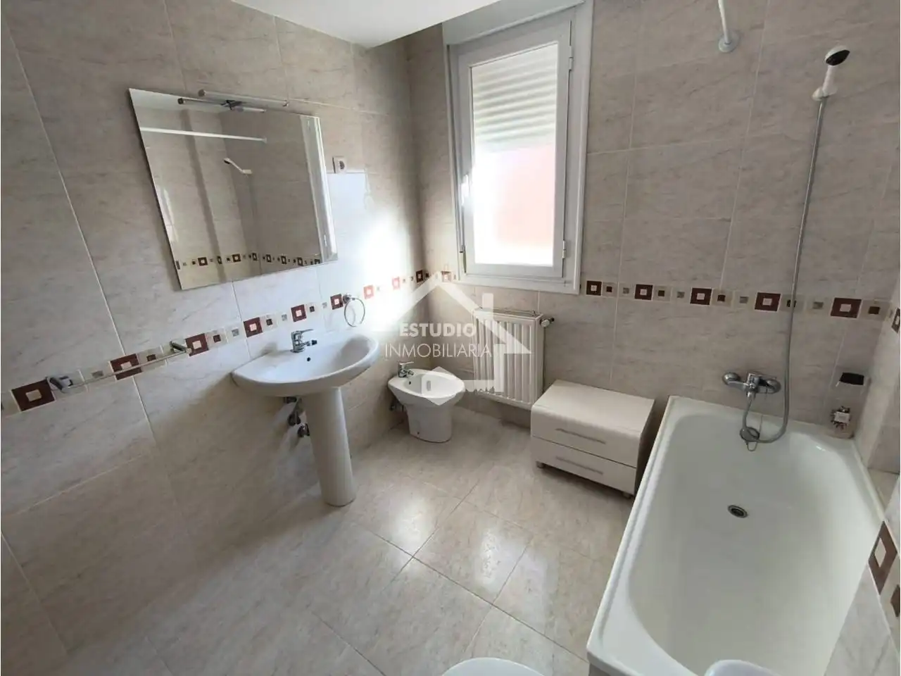 Baño de Casa adosada en venta en Mendavia con Calefacción, Jardín privado y Parquet