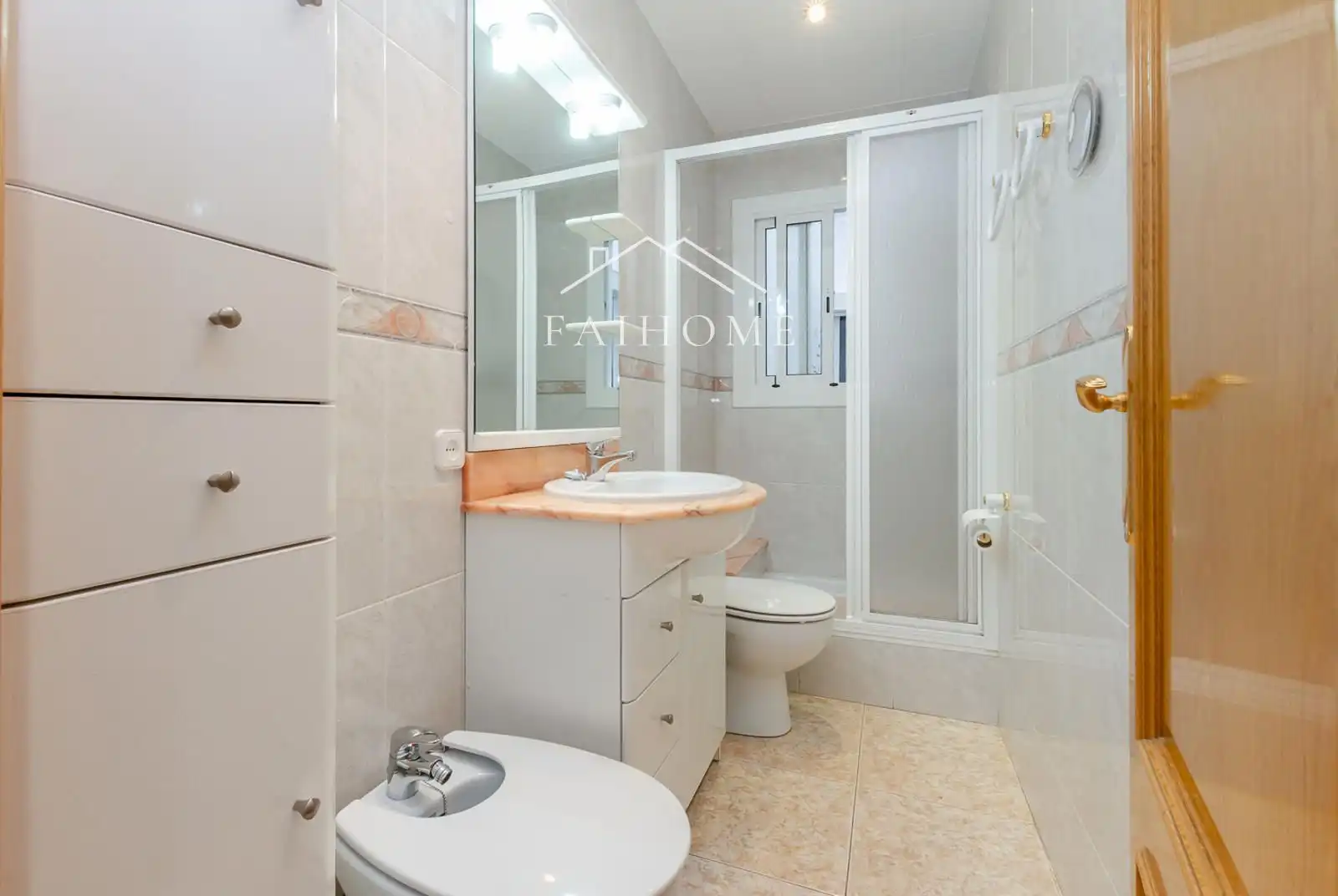 Baño de Piso en venta en Badalona con Calefacción, Horno y Lavadora