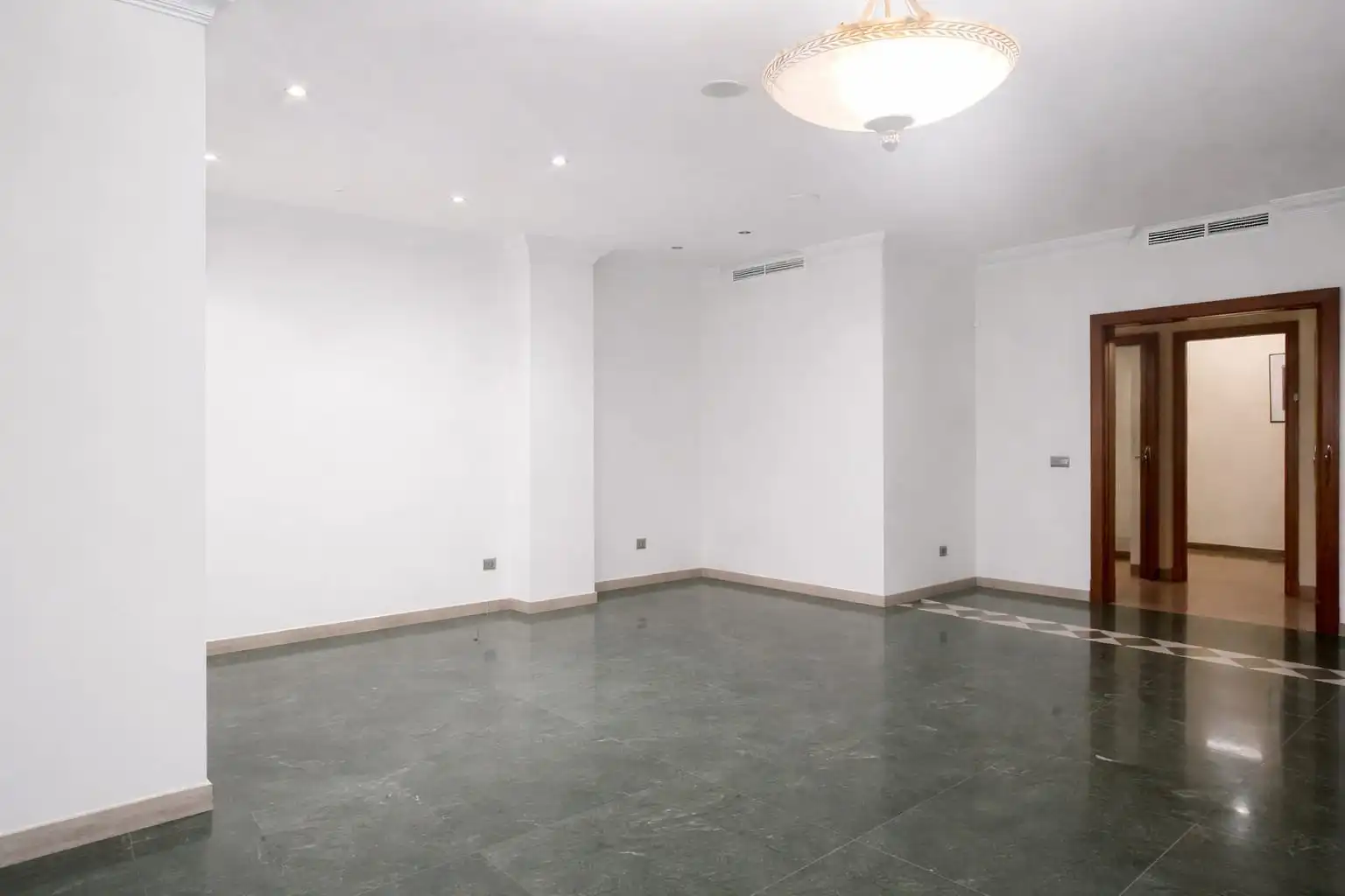 Ático de alquiler en Marbella con Calefacción, Jardín privado y Piscina