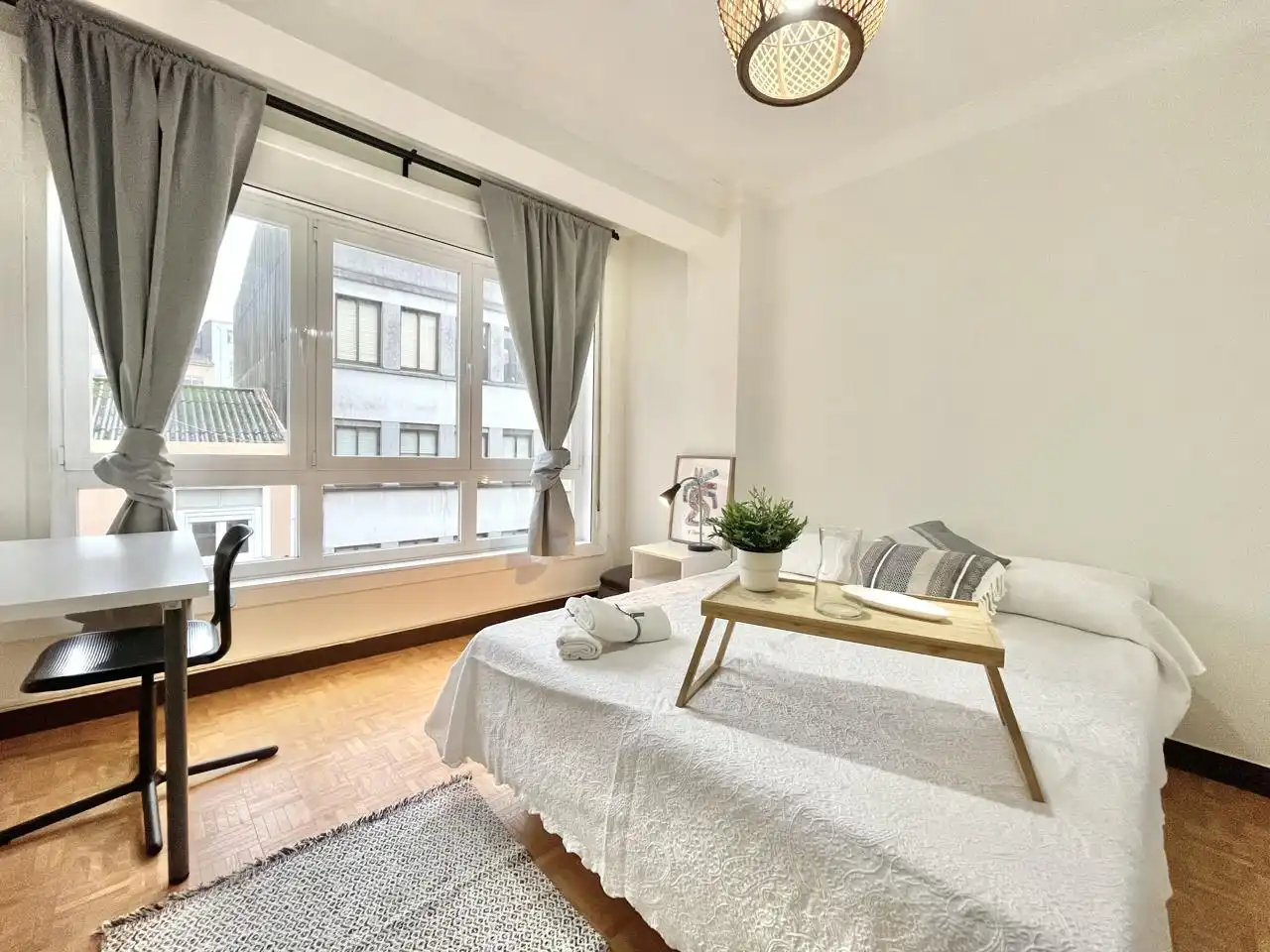 Dormitori de Pis de lloguer en A Coruña Capital  amb Calefacció, Parquet i Moblat