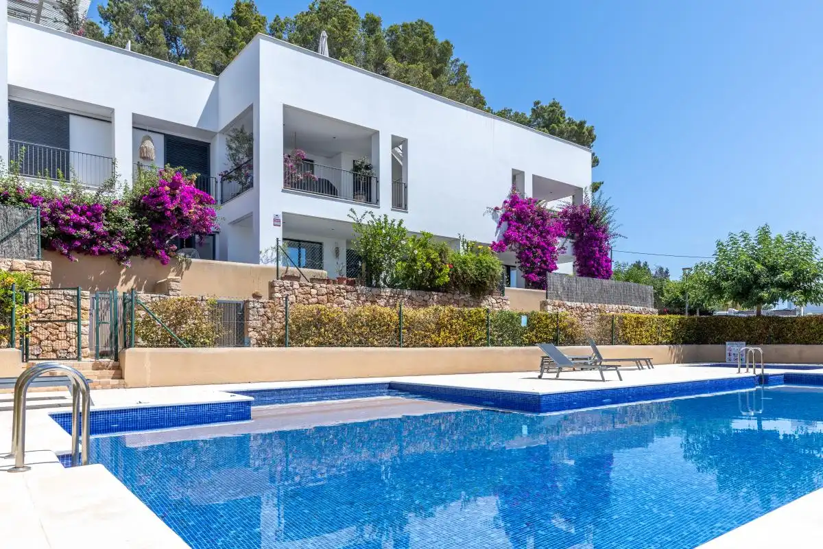 Vista exterior de Planta baixa en venda en Santa Eulària des Riu amb Aire condicionat, Calefacció i Piscina