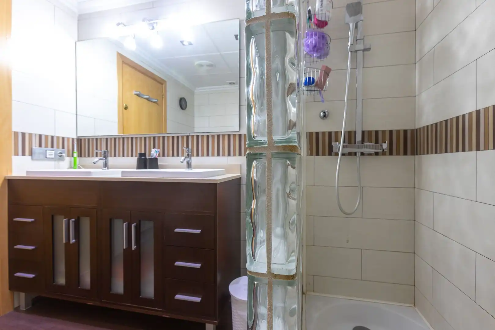 Badezimmer von Einfamilien-Reihenhaus zum Verkauf in Roses mit Klimaanlage, Heizung und Terrasse